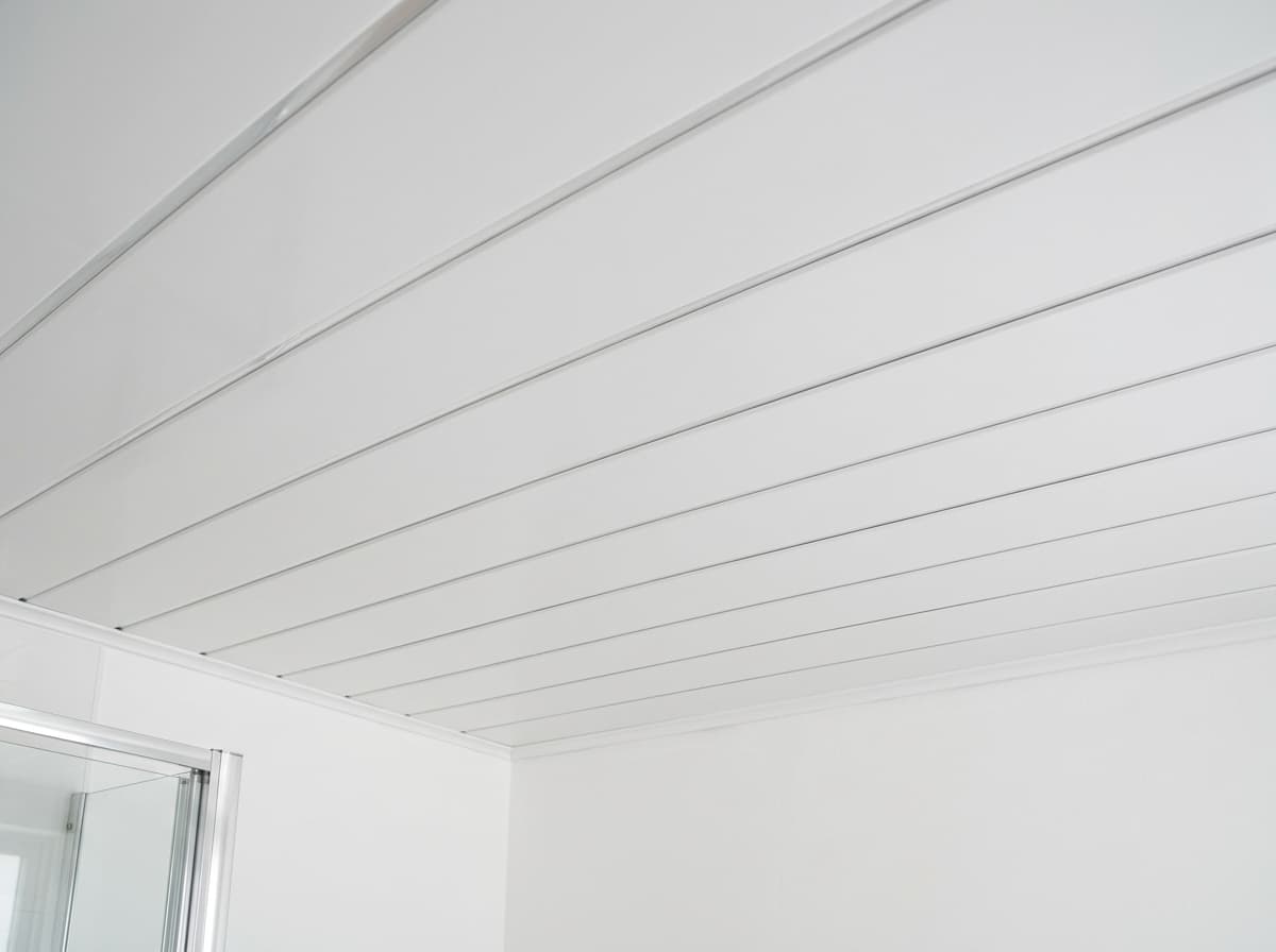 Techo revestido con paneles PVC lisos color blanco